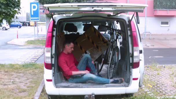 Male loader falls asleep in trunk car while transporting goods Worker fatigue. — Stock Video