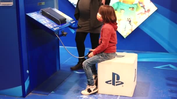 Nastolatek grający w gry wideo. Siedzi na markowym krześle, trzymając joysticka w rękach. — Wideo stockowe