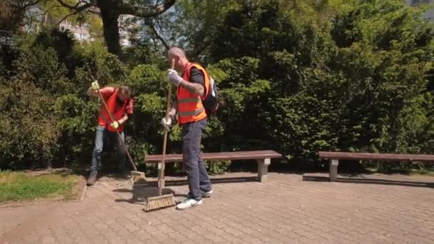 Arbeiter kehren Boden mit Bürsten Staubsauger Auto sammelt Staub Schmutz — Stockvideo