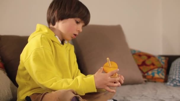 A logikai gondolkodás fejlődése a gyermekekben. Az iskolás fiú piramist csinál.. — Stock videók