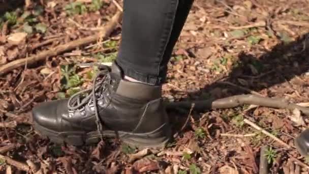 Nohy v černých botách dělat kroky na listoví. Procházka v horách během uzamčení. — Stock video