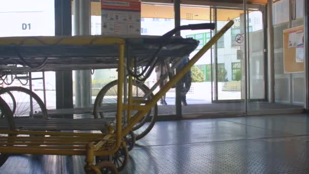 Letto di ospedale medio dovere rotella in acciaio inox ruote in clinica entrare. — Video Stock