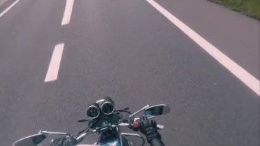 Düz asfalt yolda beyaz işaretli motosiklet sürüşleri. Avrupa 'da seyahat.