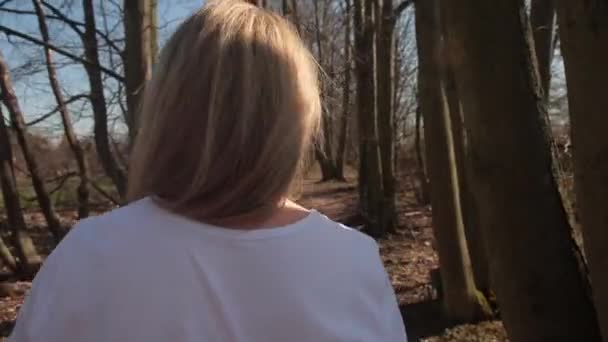 Музыкальный композитор вдохновляет деревья Пой песню Вдохновляющая женщина вдоль лесной дороги — стоковое видео