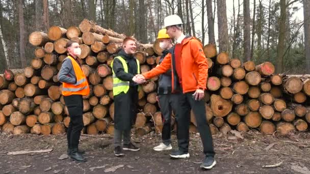 Manager schüttelt Sägewerksarbeiter die Hand Erfolgreiche Fertigstellung — Stockvideo