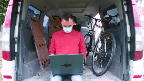 Han kontrollerer levering ting under transporten. Fjerner maske. Luftindånding. – Stock-video