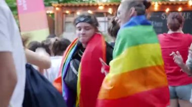 Müzikte duygu alışverişi. Lezbiyen çift konserde eğleniyor.