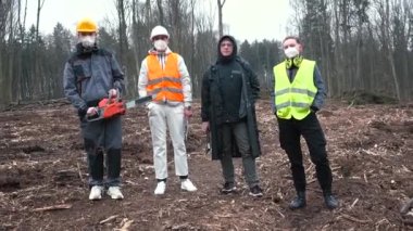 Portre grubu çalışanları ağaç kesiyor. İş krizi yok. Arka plan orman testere. 