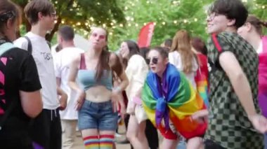 LGBT topluluğu eğleniyor. İnsanlar dans eder, duygularını paylaşır..