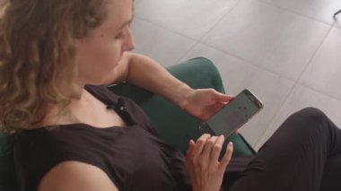 Akıllı telefondaki mobil bir uygulamayı kullanarak. Aygıtın ekranına basılıyor.