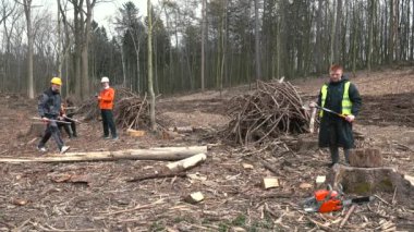 Forester baltayla ağacı incitiyor. Günlük kaydı asistanı şubelerin takım çalışmasını fırlattı