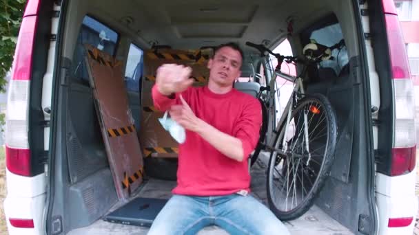 Adamın biri bir arabanın bagajından video blogu yapıyor. Teslimat servisi. — Stok video