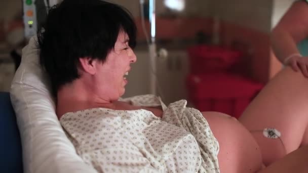 Žena tlačící během porodu zčervenala. Oddělení tlakové práce — Stock video