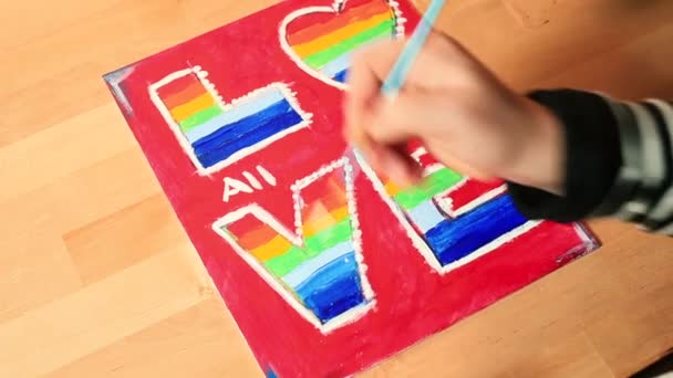 Alles wat je nodig hebt is liefdeswoorden op een DIY poster. LGBTQ regenboog hand trekt met borstel. — Stockvideo