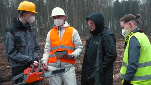 Lavoratori mascherati che parlano al lavoro. Discutono il piano di lavorazione del legno. — Video Stock