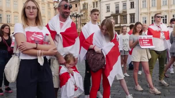 Białoruska diaspora używa symboli narodowych podczas wiecu przeciwko dyktaturze. — Wideo stockowe