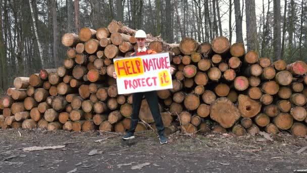 男性労働者は、ポスターの碑文のヘルプ自然保護それ森林保全を保持 — ストック動画