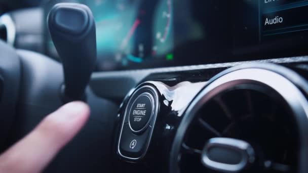 Doigt de la main appuie sur le bouton d'allumage voiture. Préparation à la conduite. — Video