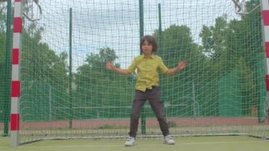 Gençler topu kalede yakalamaya hazırlanıyor. Biri hedefi ıskaladı, nokta..