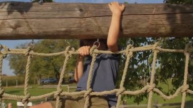 İp ağı koordinasyon eğitimine bağımsız oyun için inen aktif çocuk