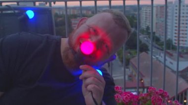 Adam akşama parlak bir burun koydu. Neşeli bir ruh hali. Motivasyon pozitif ruh hali.