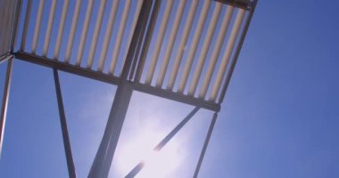 Metal yapı arka planda güneşe karşı Rüzgar yağmur duvarlarından korunma