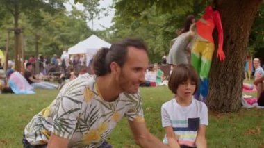 Göz ve el eğitimi. Çocuğu şehir parkında hokkabazlık yapmaya teşvik ediyor.