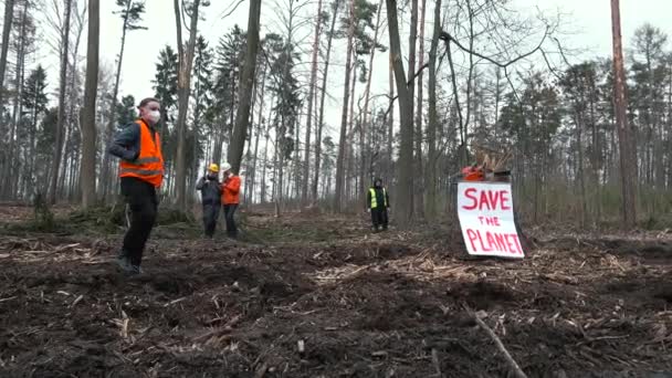 Protesta, deforestación de tierras. Voluntarios haciendo la inscripción de acción salvar el planeta — Vídeo de stock