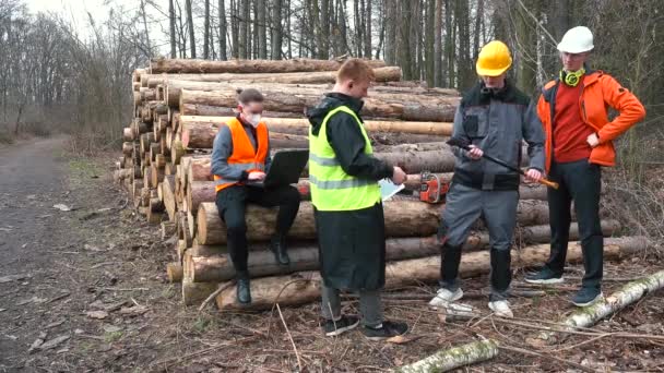 Zahájení práce na těžbě dřeva. Manažer říká práce, asistent zvedne sekeru. — Stock video