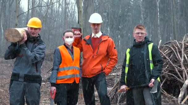 Portrétní lesy dělníků. Na helmě, brýlích, speciálním oblečení. — Stock video