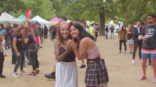 Deux filles posant danse piste événement de musique. Ils s'embrassent, montrent la classe, saluent la main — Video