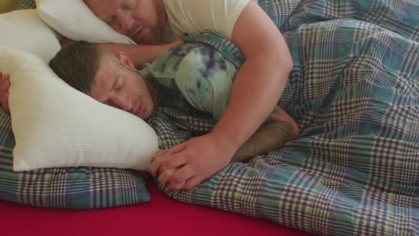 Hombre durmiendo abrazado en la cama. Amor LGBT. Casual sexo aceptación entre gay hombres. — Vídeos de Stock