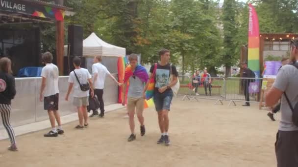 Dos chicos gay cogidos de la mano se mueven festival LGBT Praga Mostrando sentimientos público — Vídeos de Stock