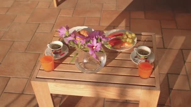 Hafif kahvaltı meyveler, kruvasanlar ve oteldeki bir masada içecekleri içerir.. — Stok video