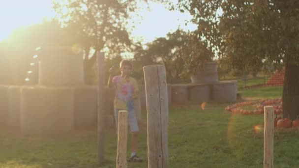 Actieve buitenspelen voor kinderen op het platteland. Spelen met de ringen. — Stockvideo