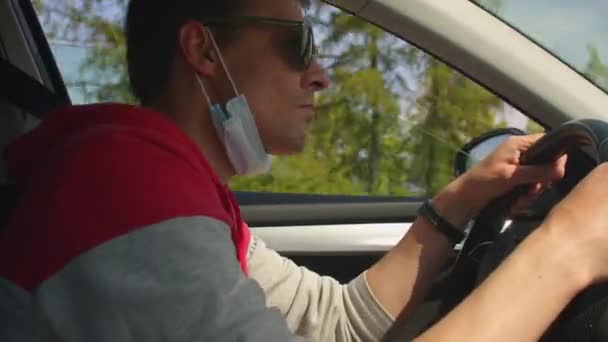 Facet jeździ samochodem z prędkością. Patrzy na drogę, kontroluje prędkość jazdy.. — Wideo stockowe