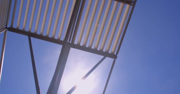 Metalen structuur tegen achtergrond zon Bescherming tegen wind regen muren gebouw — Stockvideo