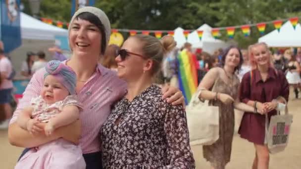 Rodzina LGBT na festiwalu Pride. Edukacja przeciwko homofobii i transpfobii — Wideo stockowe