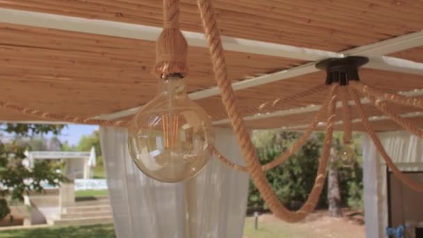 Runde elektrische Lampe der Beleuchtung auf einem Seil. Dekoration von Terrassen und Balkonen. — Stockvideo