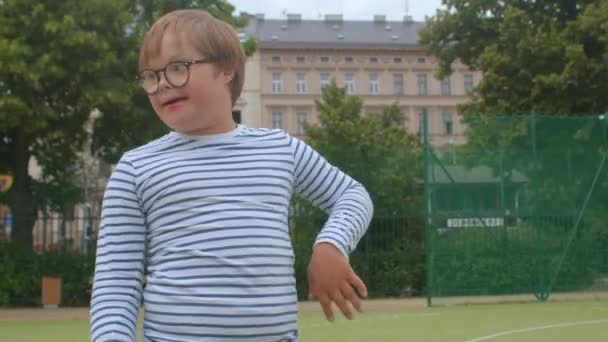 Síndrome de Down niño manos físicamente activas. Emociones de expresión a través del reflejo — Vídeo de stock