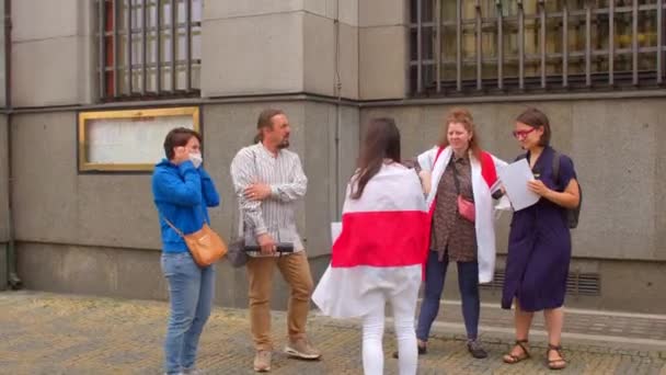 人々のグループは、銀行の近くのプラハのベラルーシの抗議に立っています. — ストック動画