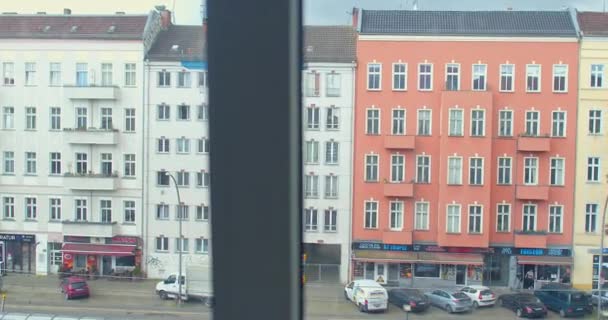 Vue de la fenêtre maisons quartier de la ville. Appartements, lieux habitation humaine. — Video