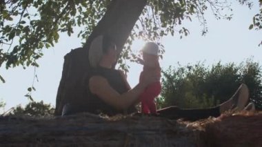 Anne ve bebek. Doğal ebeveynlik, doğa ananın bizi ebeveyn olarak tasarlama şeklidir..