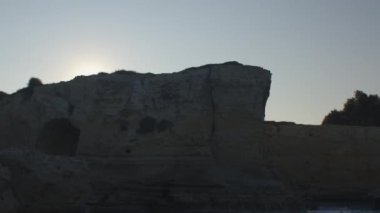 Güneş dağın arkasında belirir parlak gölgeler yan ışığı gösterir. 