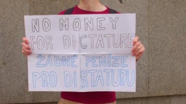 Diktatörlük protestosu için elinde poster olan adam para değil. 