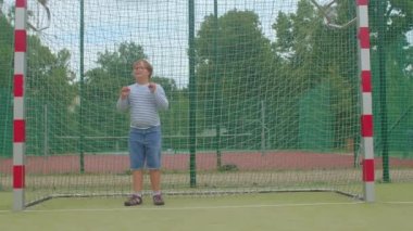 Futbol sahasındaki çocuk, aktif top oyunları Down sendromlu çocuklar.. 