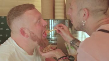 Partnerin davranışlarıyla ilgilenmek. Yaşam tarzı. Eşcinsel adam erkek arkadaşını besliyor.. 