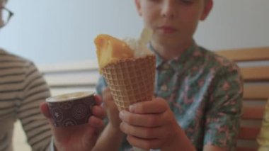 Gençler kafede dondurmayı, waffle fincanını, soğuk tatlıyı, sağlıklı yiyeceği deviriyor.