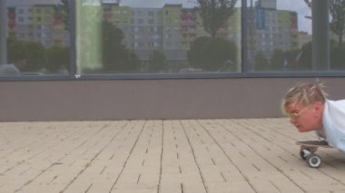 Uzuvları olmayan engelli biri neşeli bir şekilde uzun tahta sürüyor. Mutlu bir hayat..