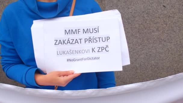 Frau mit Brille hält Plakathände bei Protest gegen Lukaschenko-Regierung — Stockvideo